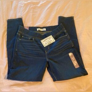 NWT Levi Pull-on Skinny Jean